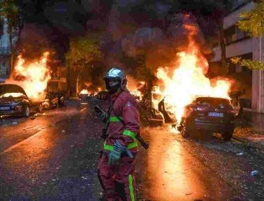 Εκρήξεις ακούγονται στην γαλλική πρωτεύουσα: Αυτοκίνητα καίγονται στα προάστια